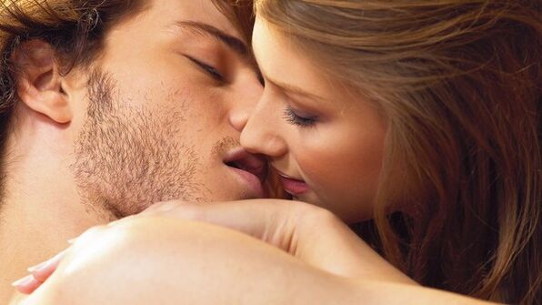 жена целува мъж с продукти, които имат повишена потентност