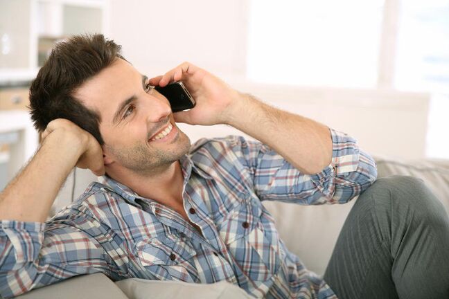 Чувствайки се възбуден, мъжът ще говори с жена дълго време по телефона